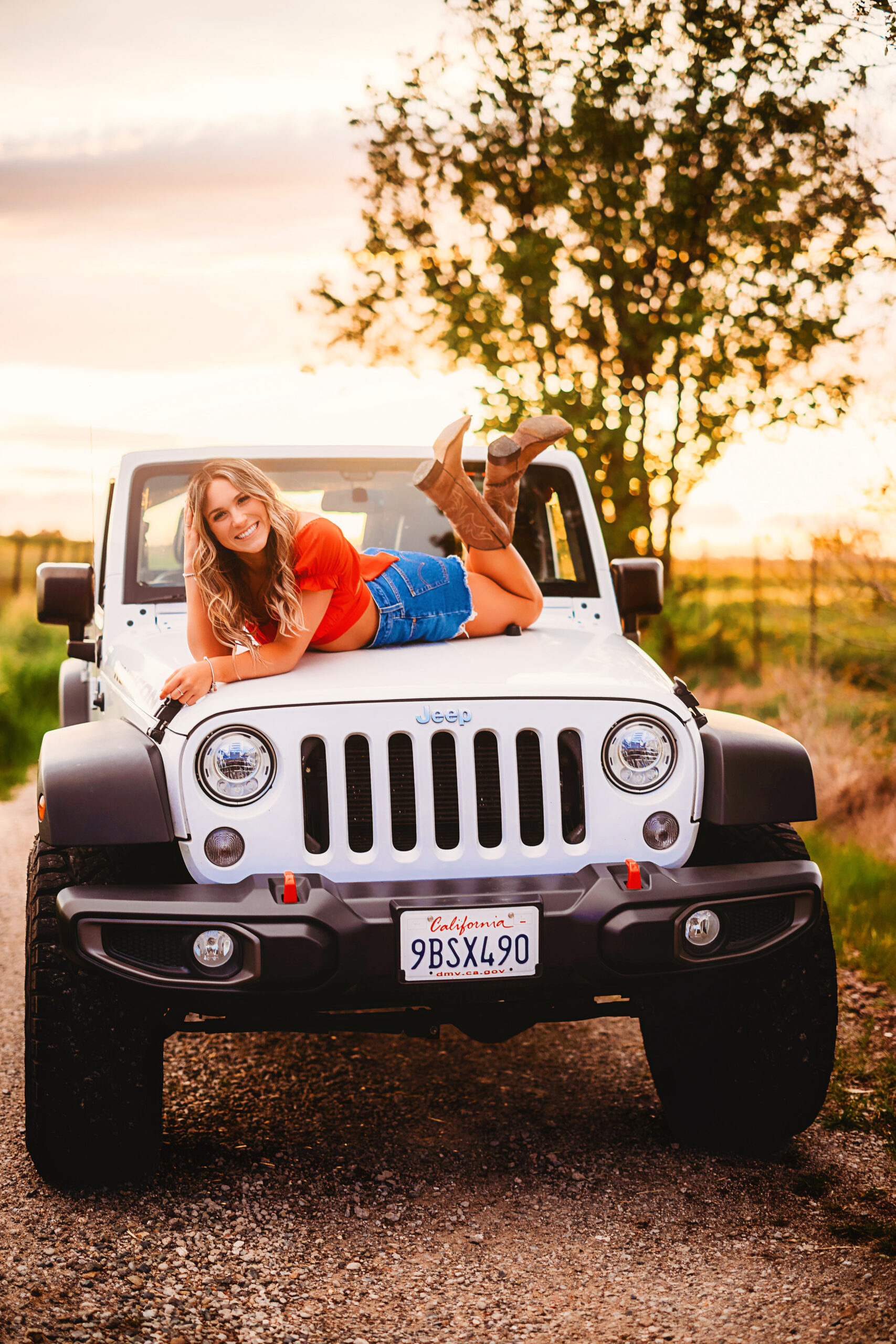 senior photos outdoors with a jeep